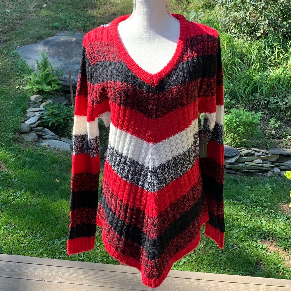 No Boundaries red, blk, sweater size XL Juniors 🆕